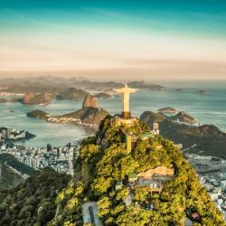 Statue du Christ Rédempteur au Corcovado surplombant la baie de Rio de Janeiro au Brésil