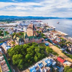 Photo aérienne du Chateau Frontenac et vieux port de Quebec, au bord du fleuve St Laurent