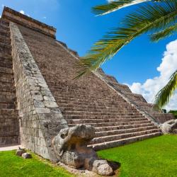 Vue en contre-plongée de la pyramide maya de Kukulcan à Chichén Itzá avec ses têtes de serpents sculptées au Mexique.