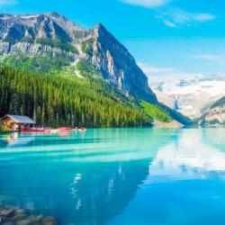 Vue panoramique du lac Louise aux eaux turquoise et des montagnes enneigées du parc national de Banff dans l'Ouest canadien.