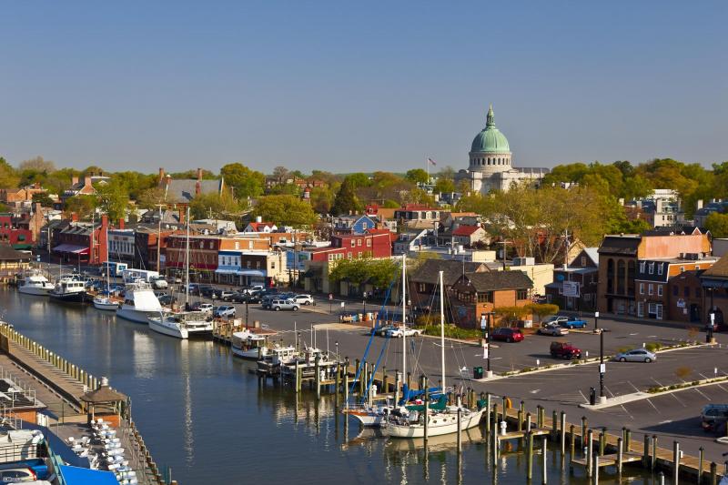 Vue sur la marina d'Annapolis avec en arrière plan le dome de la chapelle de l'Acédémie Navale