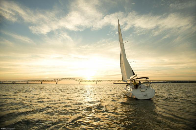 Voilier au coucher du soleil dans la baie de Chesapeake en Virginie