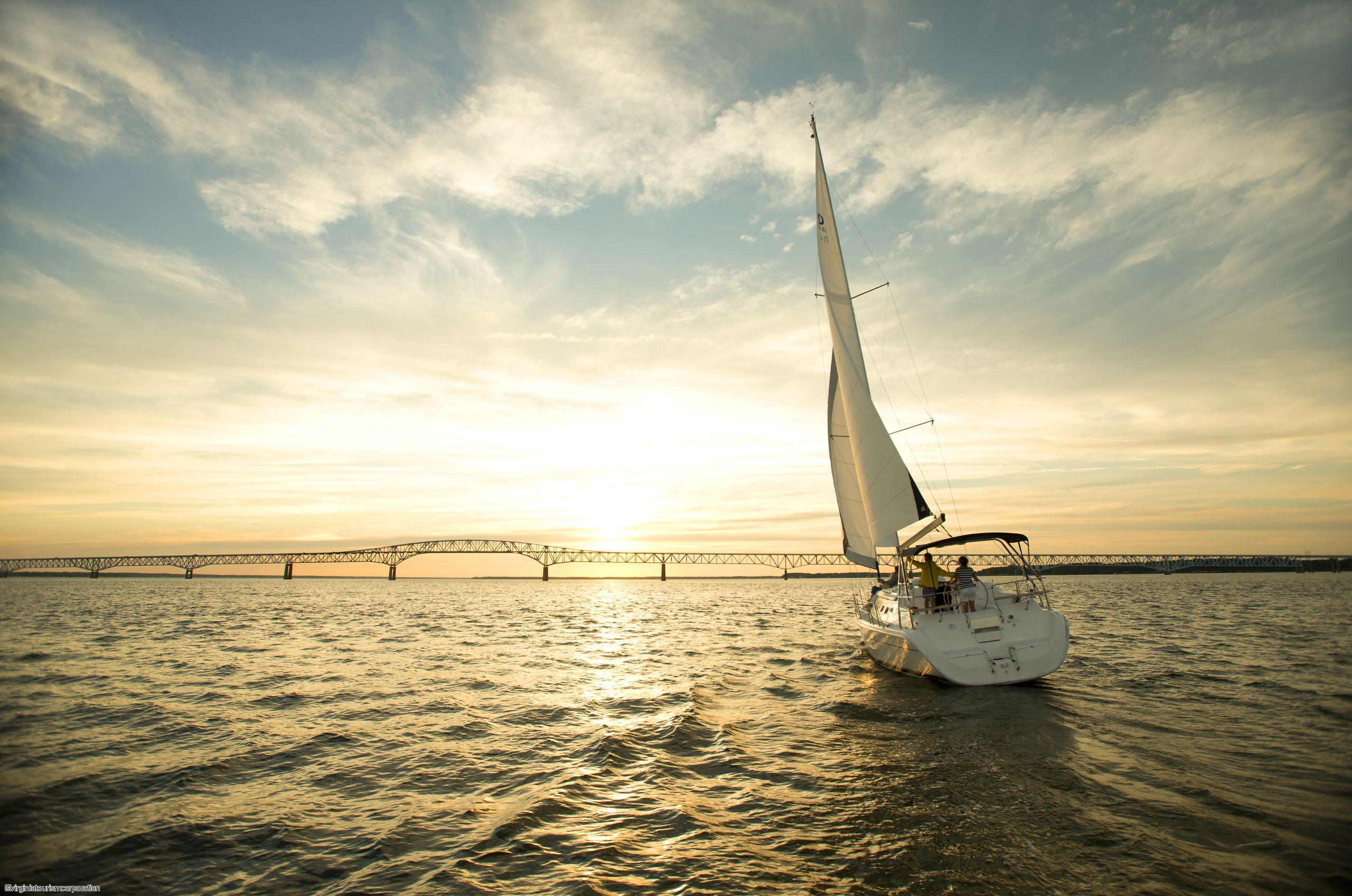 Voilier au coucher du soleil dans la baie de Chesapeake en Virginie