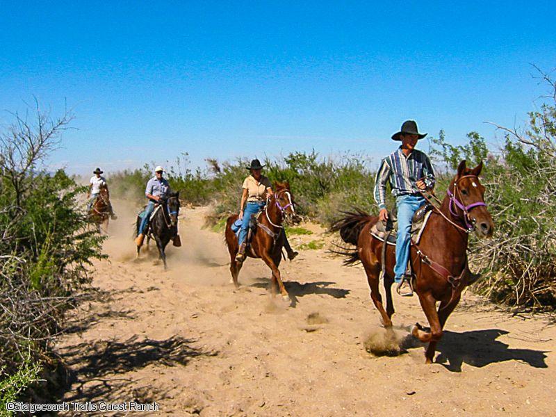 Circuit en voiture dans l'ouest américain pour un aventure cowboy avec nuits en ranch, chariot et dôme.