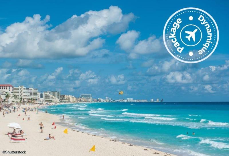 Plage de sable blanc et mer turquoise bordée par les hôtels à Cancun au Mexique