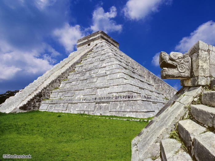 Tête de serpent en pierre sculptée au bas de la pyramide de Kukulkan à Chichen Itza