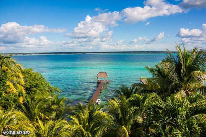 Vue sur la lagune de Bacalar aux eaux turquoise et son ponton en bois au Mexique