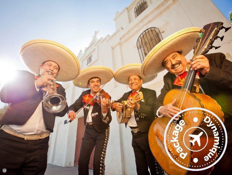 Groupe de musiciens mariachis en costume traditionnel jouant de la guitare et de la trompette