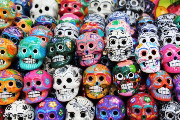 Cranes en sucre colores calaveras traditionnels peints a la main pour la Fete des Morts