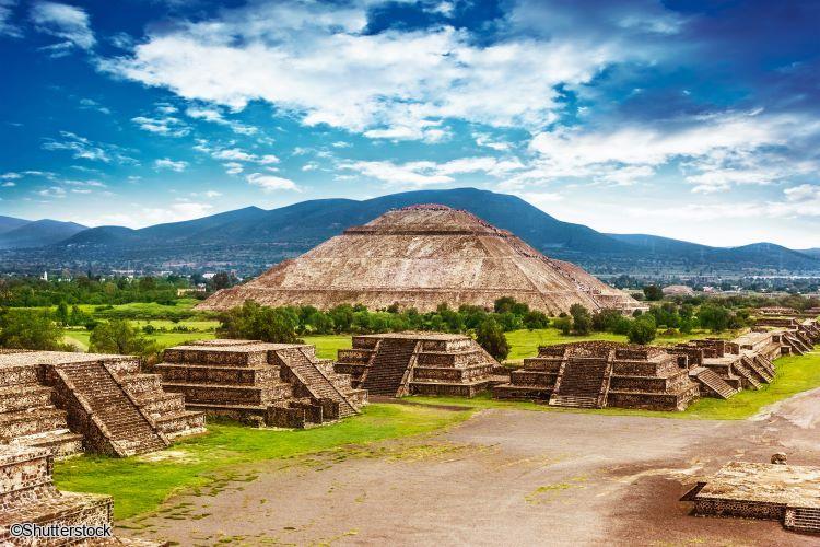 Pyramide du Soleil a Teotihuacan vue depuis l Allee des Morts