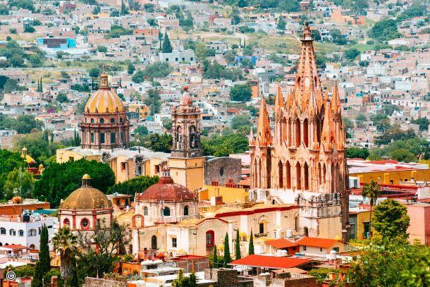 Vue panoramique de la Parroquia de San Miguel Arcangel et des toits coloniaux de San Miguel de Allende