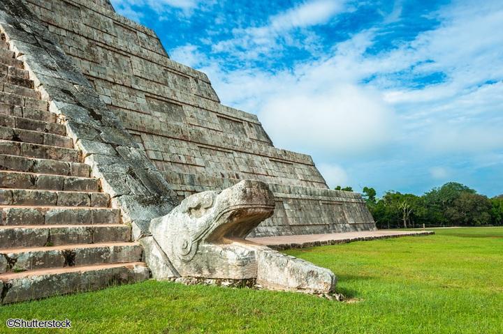 Sculpture de serpent au bas de la pyramide de Kukulkan a Chichen Itza au Yucatan