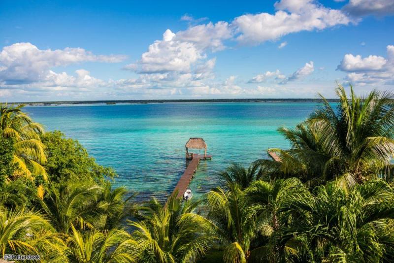 Vue panoramique sur la lagune de Bacalar aux eaux turquoise et son ponton en bois