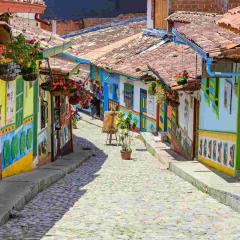 shutterstock_2193290671 Village coloré de Guatapé.jpg