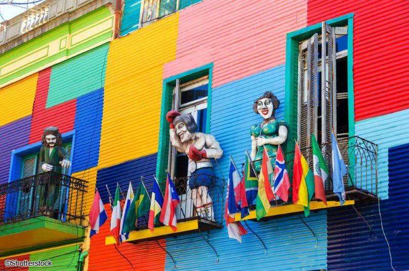 Visite du quartier typique de La Boca à Buenos Aires Maison aux façades colorées et statues sur le balcon dans le quartier de La Boca à Buenos Aires