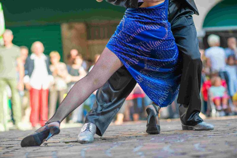 Spectacle et initiation au Tango argentin à Buenos Aires Couple dansant le tango traditionnel dans une rue de Buenos Aires