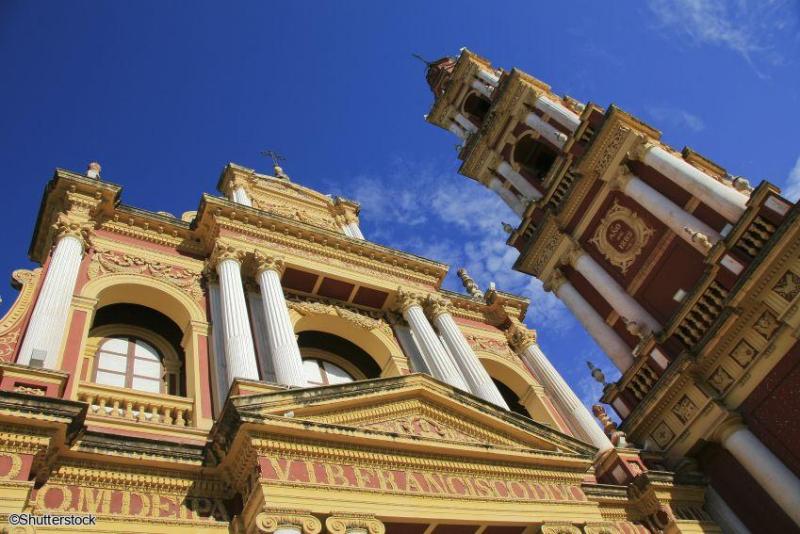 Visite de l'église colonial Saint-François à Salta Façade rouge et terracotta de l'église Saint-François à Salta en Argentine