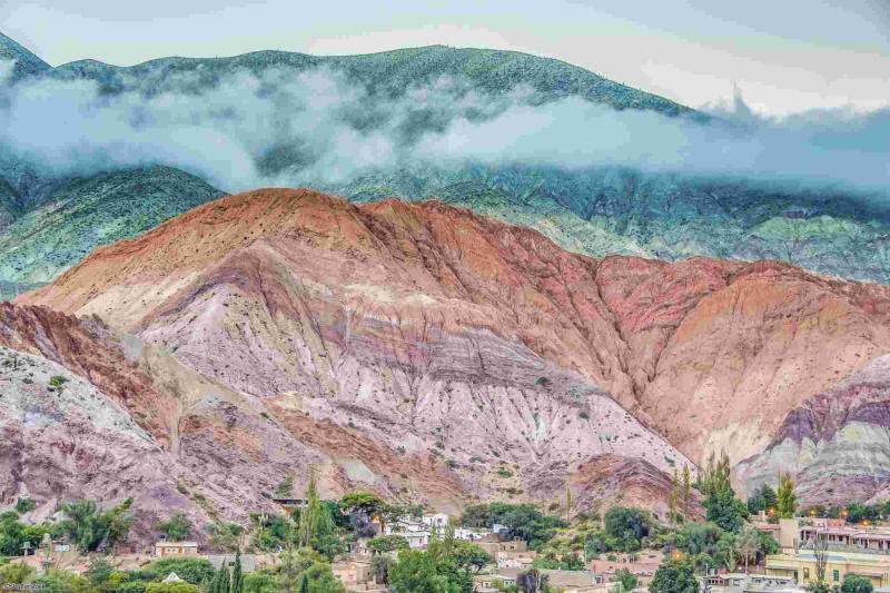 Excursion dans la Quebrada de Humahuaca au nord-ouest argentin Montagnes multicolores de la Quebrada de Humahuaca sous un ciel nuageux
