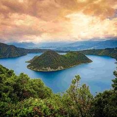 shutterstock_2493783397-Cuicocha.jpg