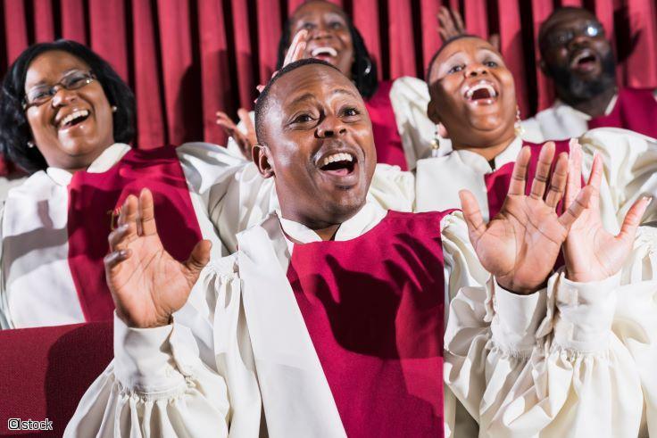 Balade new-yorkaise en petit groupe : émotion et partage lors d'une messe gospel à Harlem Chorale enthousiaste chantant avec ferveur lors d'une messe gospel traditionnelle dans le quartier de Harlem à New York.