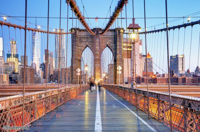 Balade new-yorkaise en petit groupe : traversée piétonne et panorama iconique du pont de Brooklyn La célèbre structure en pierre et les câbles suspendus du pont de Brooklyn offrant une vue imprenable sur les gratte-ciels de Manhattan lors d'un séjour à New York.