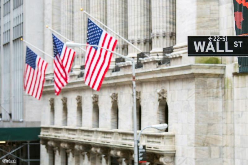Balade new-yorkaise en petit groupe : exploration guidée du district financier de Wall Street Façade historique du New York Stock Exchange arborant de grands drapeaux américains à Wall Street lors d'un séjour à New York.