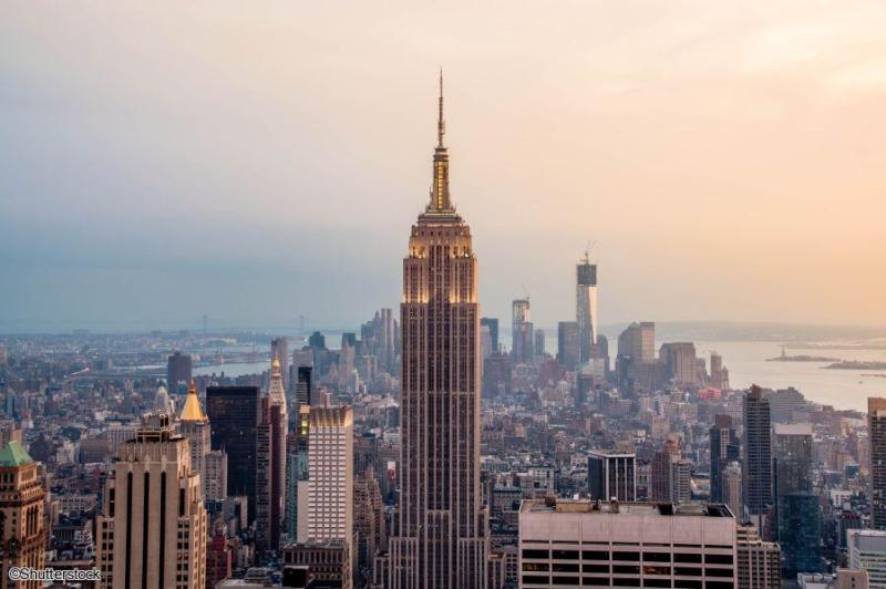 Balade new-yorkaise en petit groupe : vue panoramique spectaculaire sur l'Empire State Building et Manhattan L'imposant Empire State Building dominant les gratte-ciels de la skyline de Manhattan lors d'un séjour à New York.