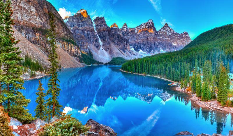 Circuit Joyaux de l'Ouest Canadien : Le lac Moraine et le parc national de Banff Les eaux turquoise du lac Moraine entouré des sommets enneigés des montagnes Rocheuses dans le parc national de Banff.