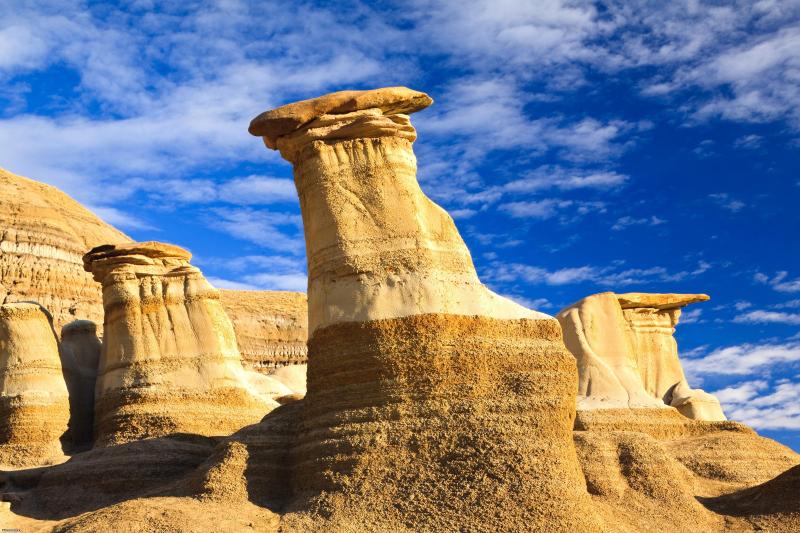 Circuit Joyaux de l'Ouest Canadien : Visite des Hoodoos et de Drumheller Formations rocheuses insolites des Hoodoos à Drumheller dans les badlands de l'Alberta lors d'un voyage dans l'Ouest canadien.