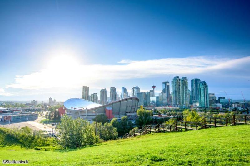 Panorama sur la ville de Calgary avec le Saddledome et les gratte-ciels sous un grand ciel bleu lors d'un voyage dans l'Ouest canadien