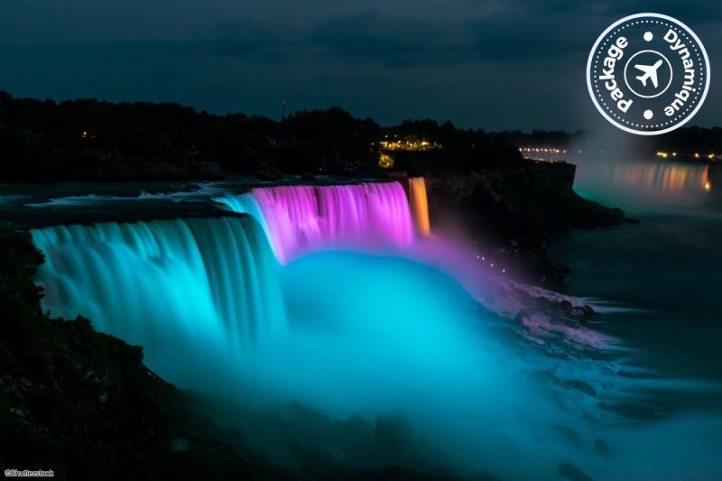 Vue nocturne spectaculaire des chutes du Niagara illuminées de couleurs vives lors d'un voyage au Canada.