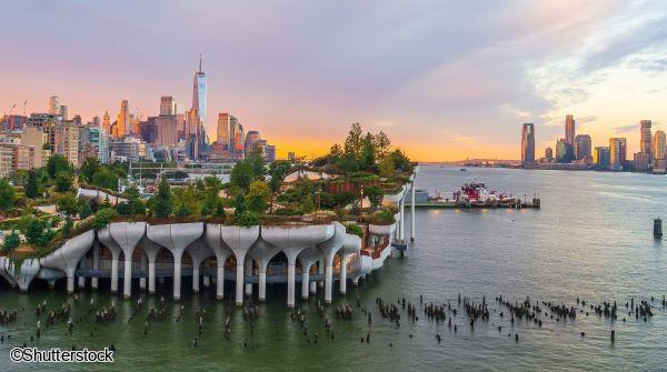 Balade new-yorkaise en petit groupe : détente et vue panoramique au parc moderne de Little Island Le parc suspendu et novateur de Little Island reposant sur des pilots dans l'Hudson River face à la skyline de Manhattan lors d'un séjour à New York.
