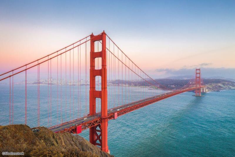 Circuit Ouest Américain en famille : visite de San Francisco et point de vue sur le Golden Gate Bridge Vue aérienne plongeante sur la structure rougeoyante du Golden Gate Bridge s'étirant au-dessus de la baie de San Francisco.