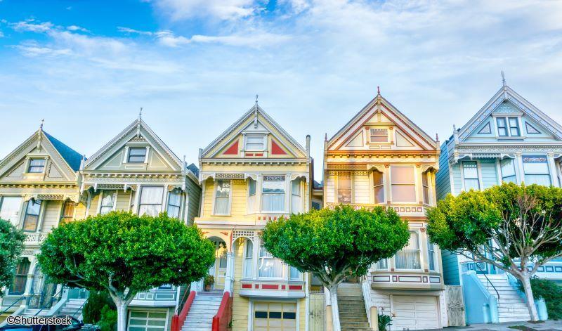 Circuit Ouest Américain en famille : balade devant les maisons victoriennes Painted Ladies de San Francisco Alignement des célèbres maisons victoriennes colorées Painted Ladies éclairées par le soleil de fin d'après-midi à San Francisco.