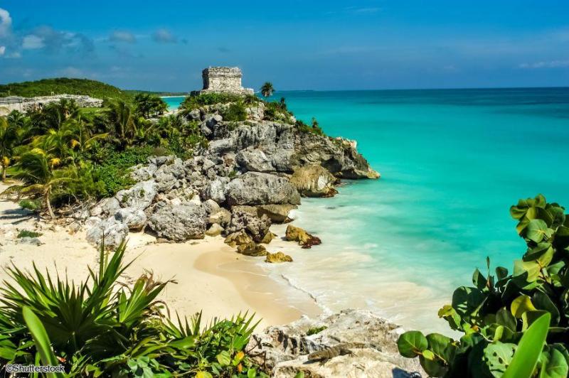 Temple du Dieu du Vent perché sur la falaise de Tulum face a la mer turquoise