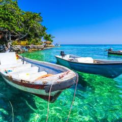 shutterstock_195628739 boat at islas de rosario colombia.jpg