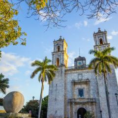 shutterstock-374366488-Valladolid-cathedral-Mexico.jpg