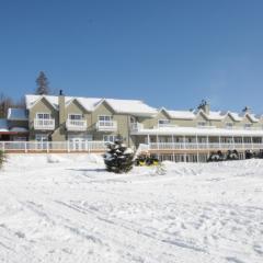Auberge principale à la Pourvoirie du Lac Blanc.jpg