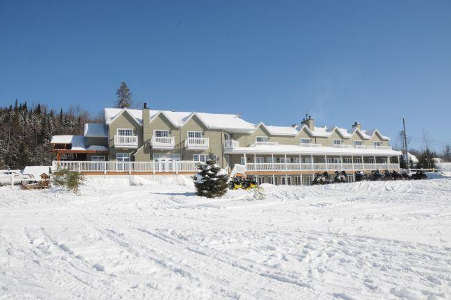 Vue d'ensemble de l'auberge principale à la Pourvoirie du Lac Blanc