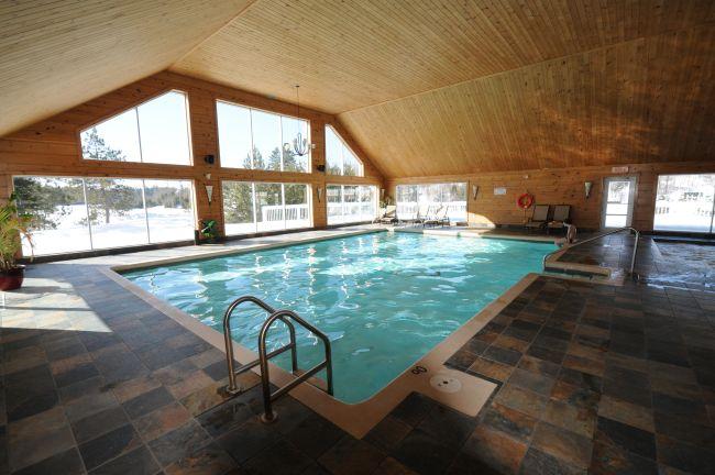 La piscine intérieure à la Pourvoirie du Lac Blanc