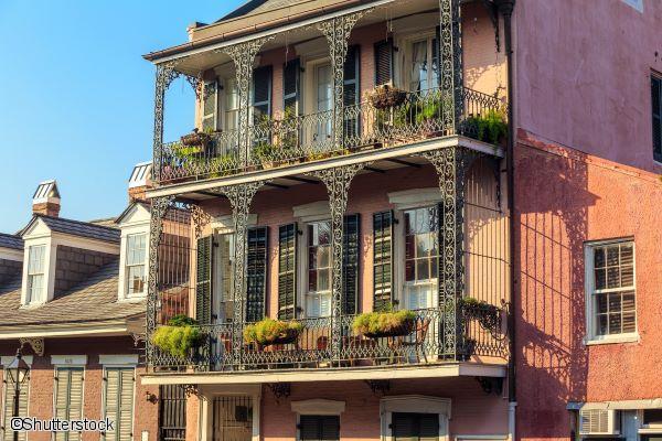 Façade historique aux balcons en fer forgé du quartier français de La Nouvelle-Orléans en Louisiane.