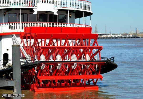 Gros plan sur la roue à aubes rouge d'un bateau traditionnel naviguant sur le Mississippi à La Nouvelle-Orléans.