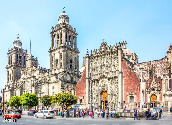 Façade de la cathédrale métropolitaine de Mexico située sur la place du Zócalo