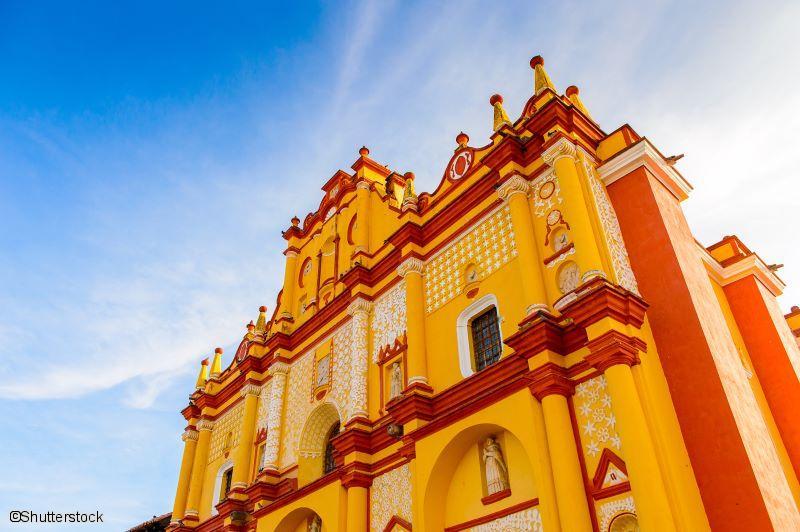 Façade jaune et rouge de la cathédrale de San Cristóbal de las Casas au Chiapas, Mexique