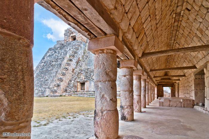 Pyramide du Devin vue à travers une colonnade en pierre sur le site maya d'Uxmal au Yucatan, Mexique